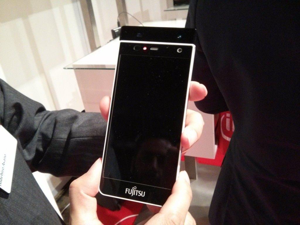 smartphone con riconoscimento iride fujitsu