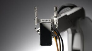 Liam robot Apple che smonta iPhone