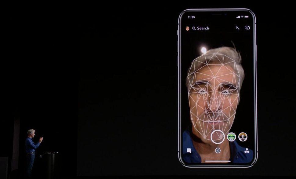 Face ID riconoscimento facciale iPhone X