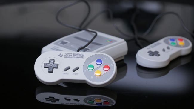 recensione snes classic mini - scatto con i due controller