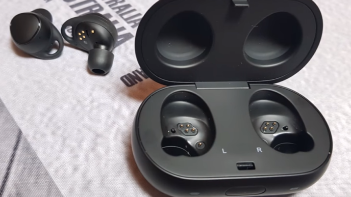 recensione samsung icon x 2018 - astuccio di ricarica