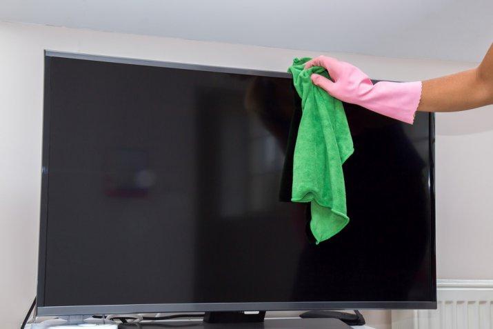 come pulire la tv senza aloni