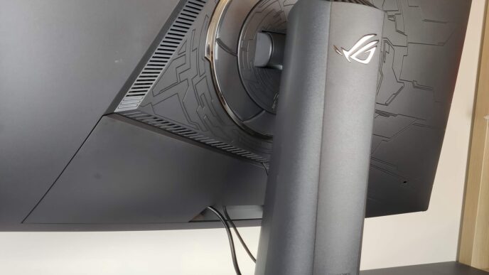 Asus ROG Strix XG32VQ passa cavi retro