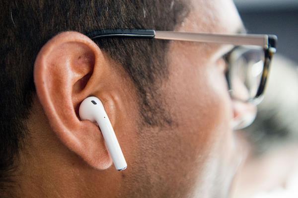 Un uomo indossa Apple AirPods