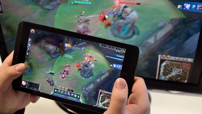 Un tablet Android e un PC con lo stesso videogame