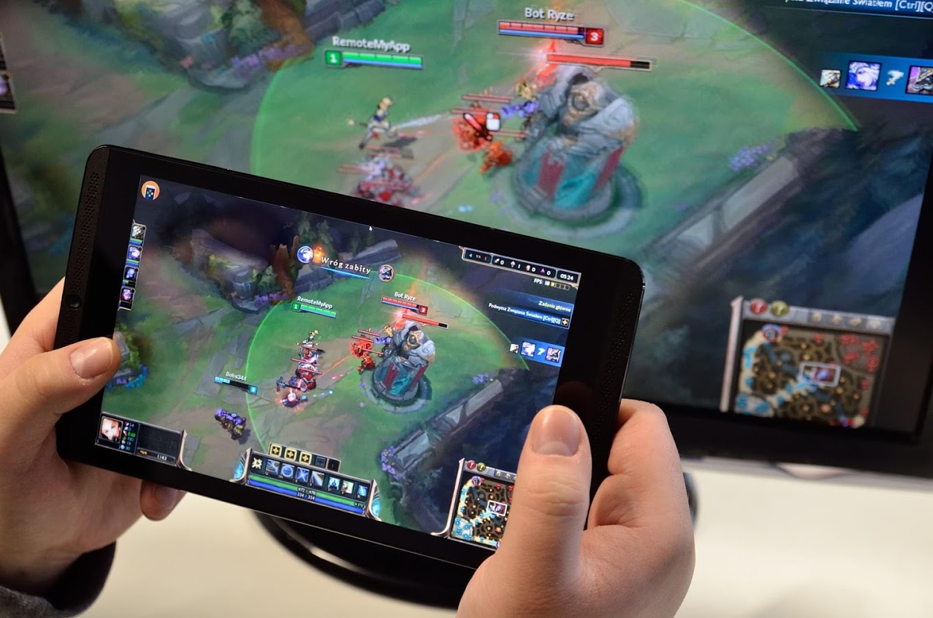 Un tablet Android e un PC con lo stesso videogame