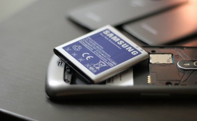 Una batteria e uno smartphone