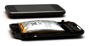 Uno smartphone con la batteria gonfia