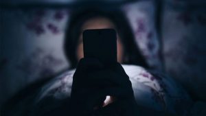 Una ragazza utilizza un device nel letto