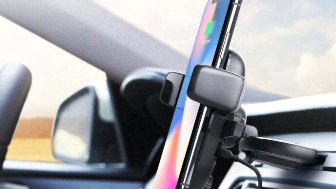 Un iPhone collocato in un auto