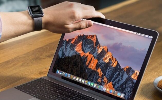 La foto di un Mac e di un Apple Watch