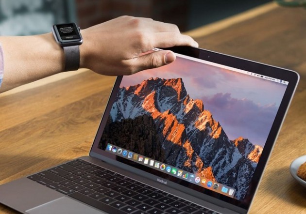 La foto di un Mac e di un Apple Watch