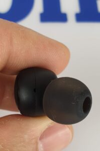 recensione redmi airdots dettaglio del gommino