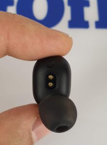 recensione redmi airdots - parte interna auricolare e pin per ricarica