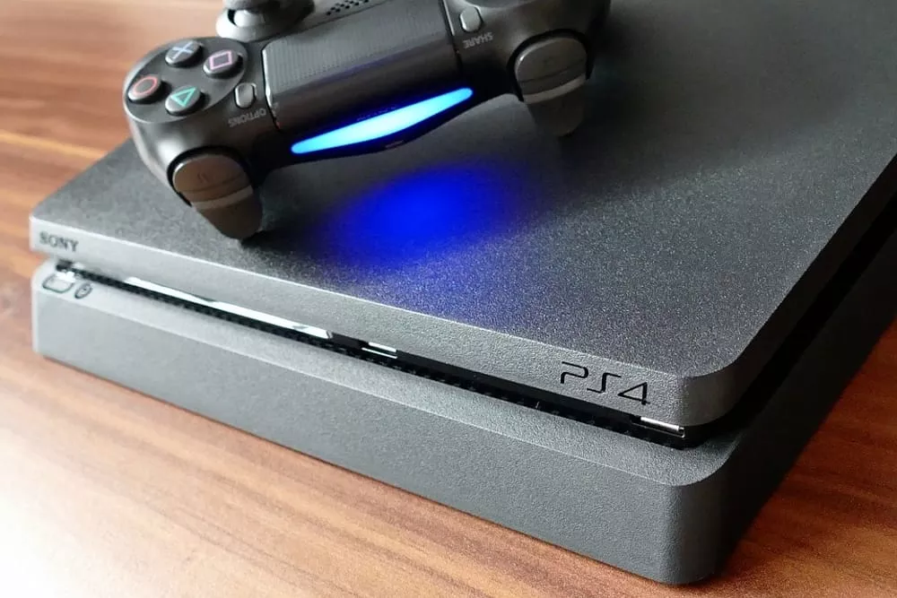 Un esemplare di PS4 e un controller