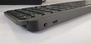 tastiera Logitech MX Keys porta usb c e tasto accensione