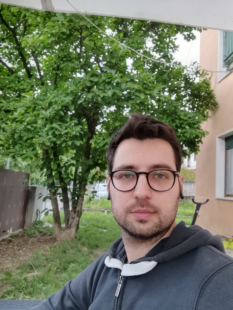 Huawei P40 Lite - scatto selfie con bokeh