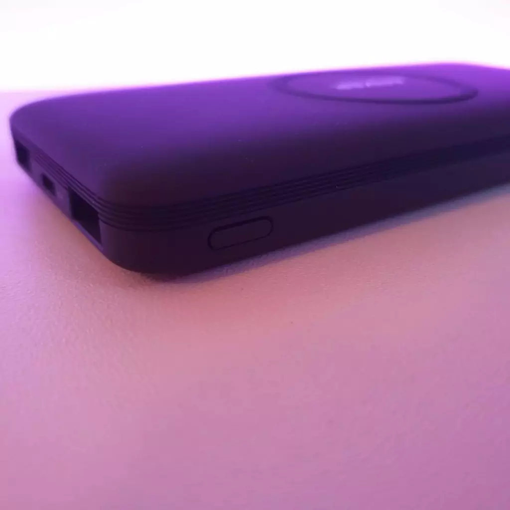 Anker Powerbank Wireless PowerCore pulsante accesione