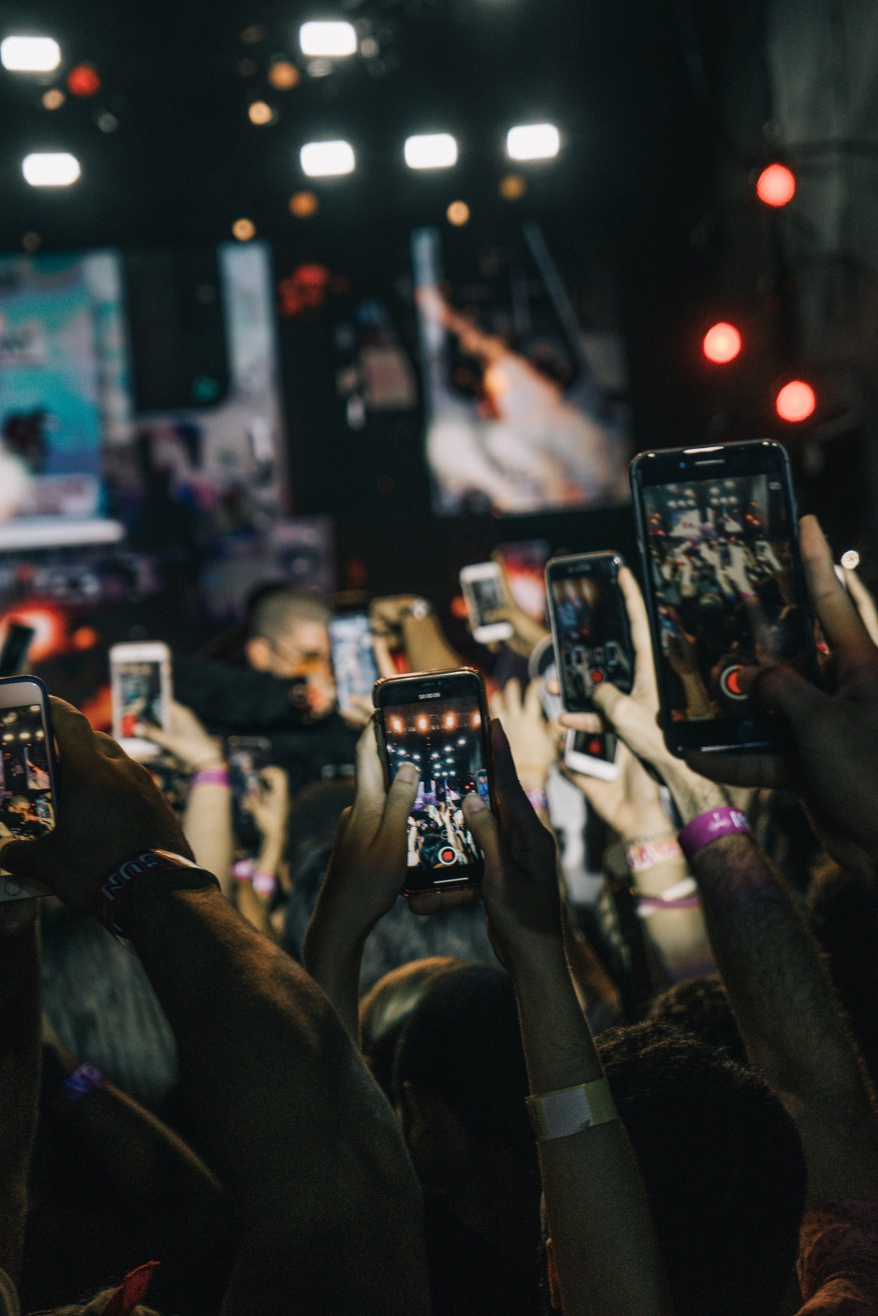 Alcuni smartphone alzati durante un concerto