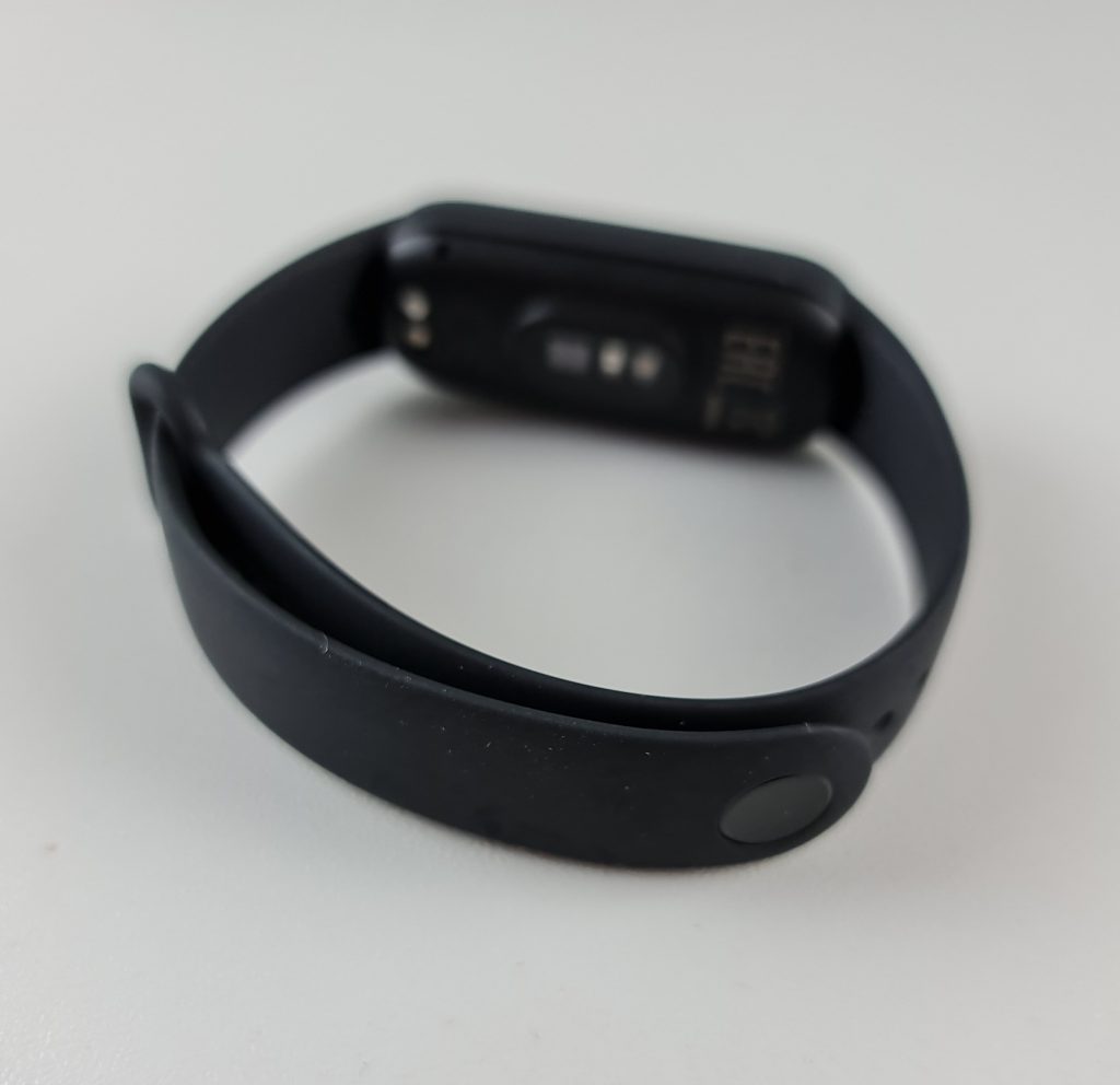 amazfit band 5 dettaglio cinturino con chiusura a bottone