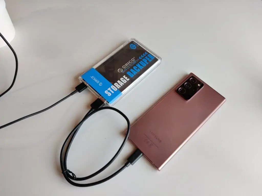 orico backuper -in uso con smartphone