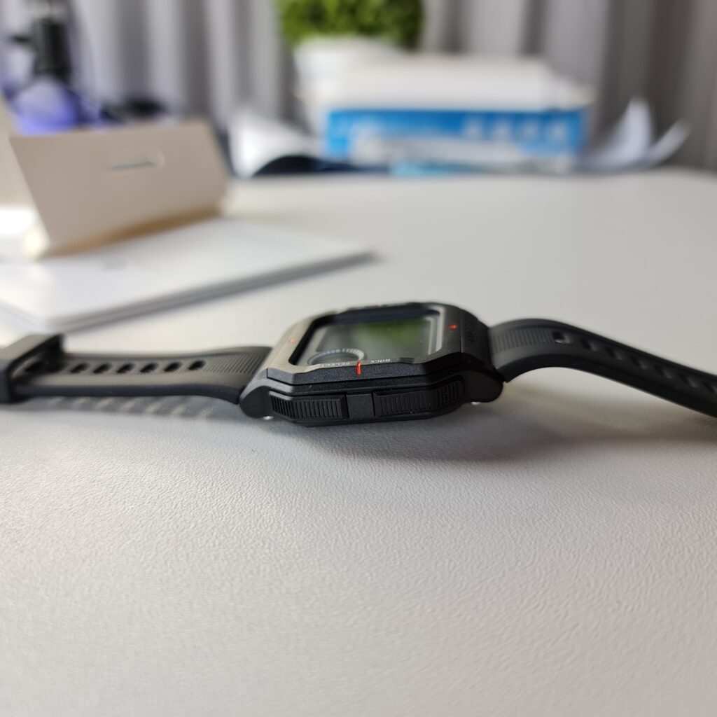 recensione amazfit neo - pulsanti zigrinati