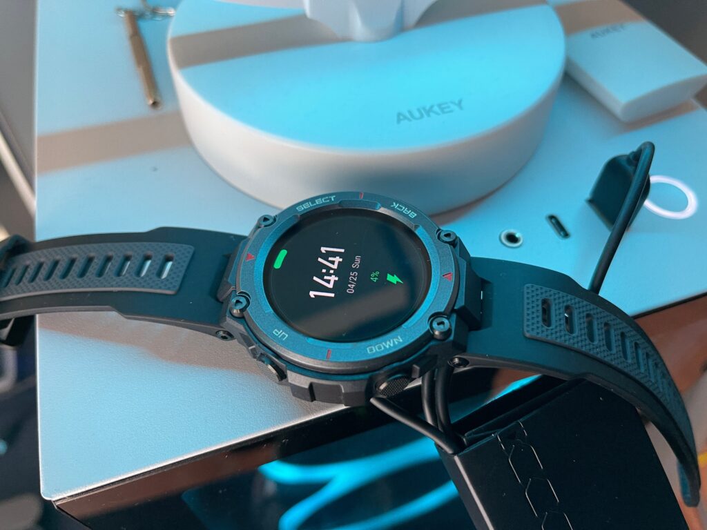 Amazfit T-Rex Pro in ricarica Amazfit T-Rex Pro in ricarica
