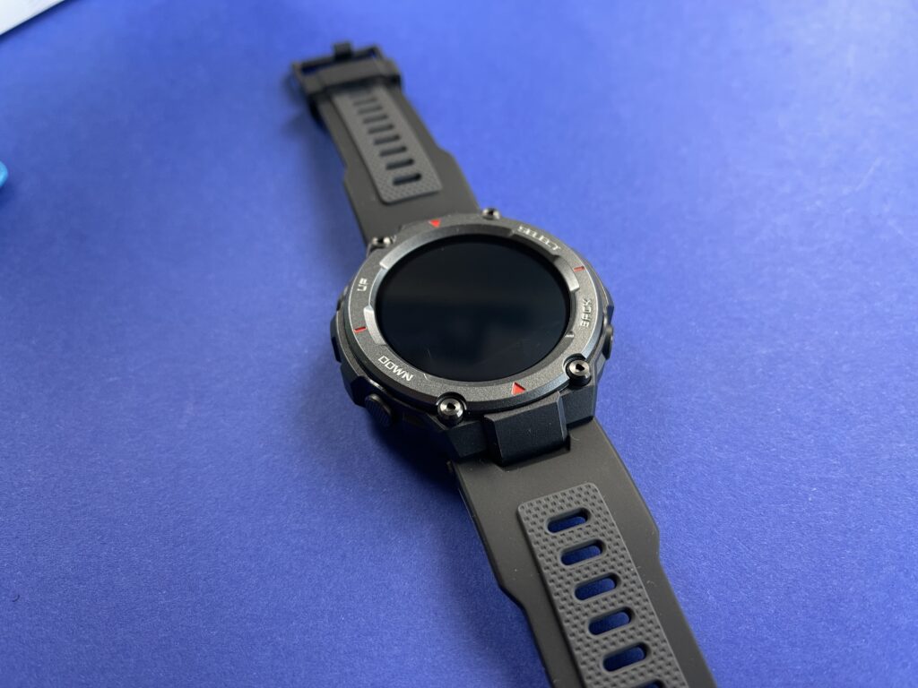 Recensione Amazfit T-Rex Pro design rugged con viti