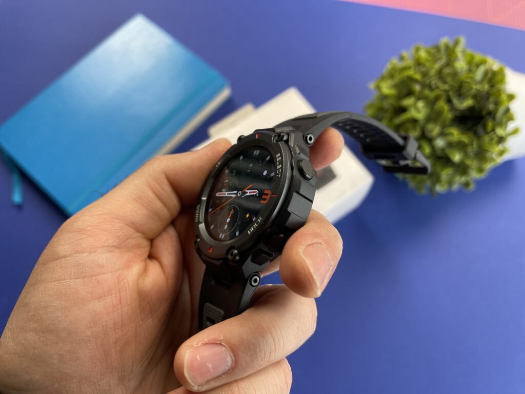 vista laterale del display di Amazfit T-Rex Pro