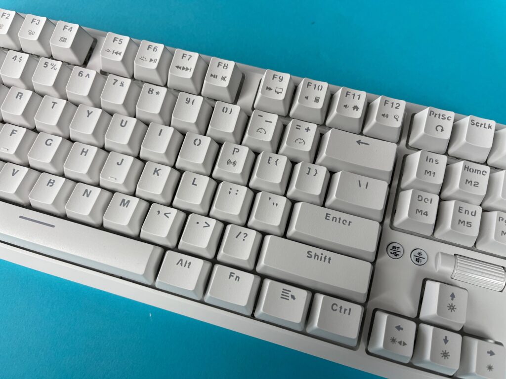 Recensione tastiera meccanica Ajazz K870T con keycaps bianchi