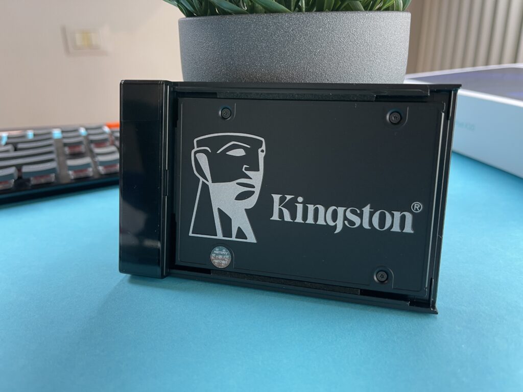 SSD Kingston KC600 montato in case