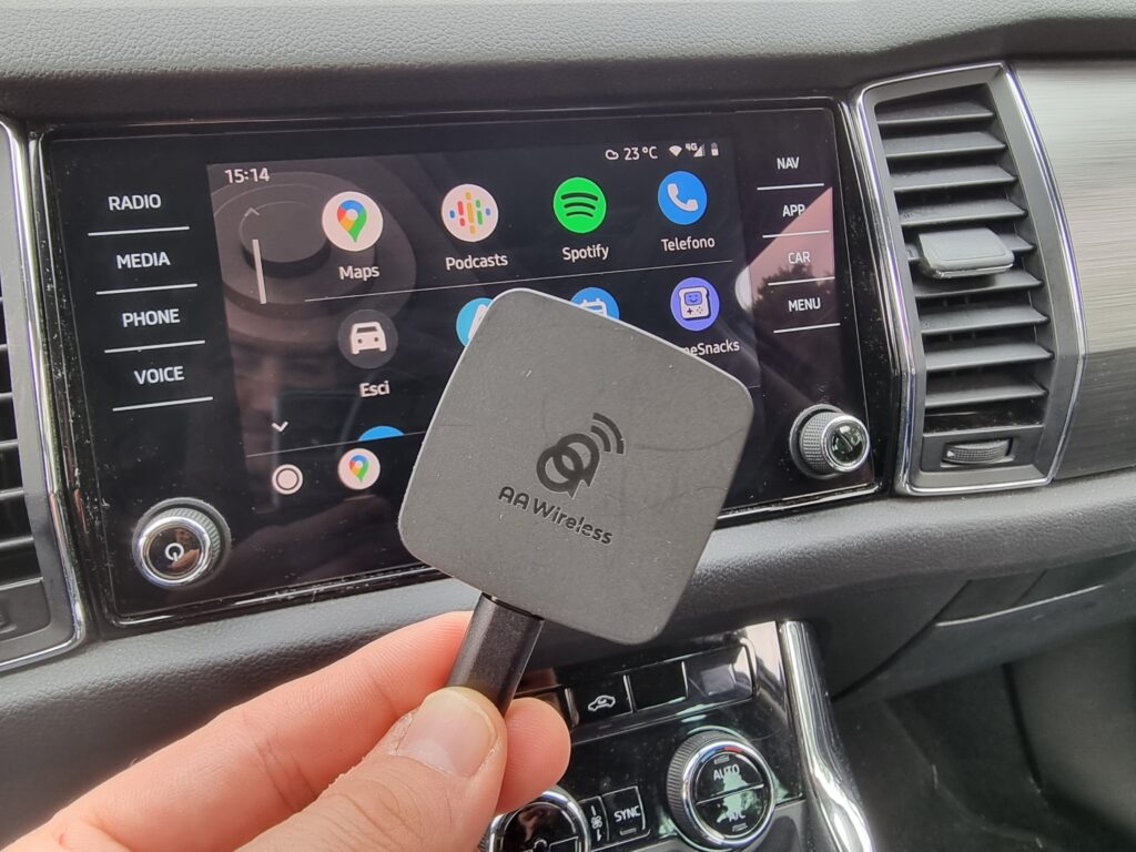 Android Auto wireless e senza fili su ogni auto grazie all'accessorio AA Wireless.