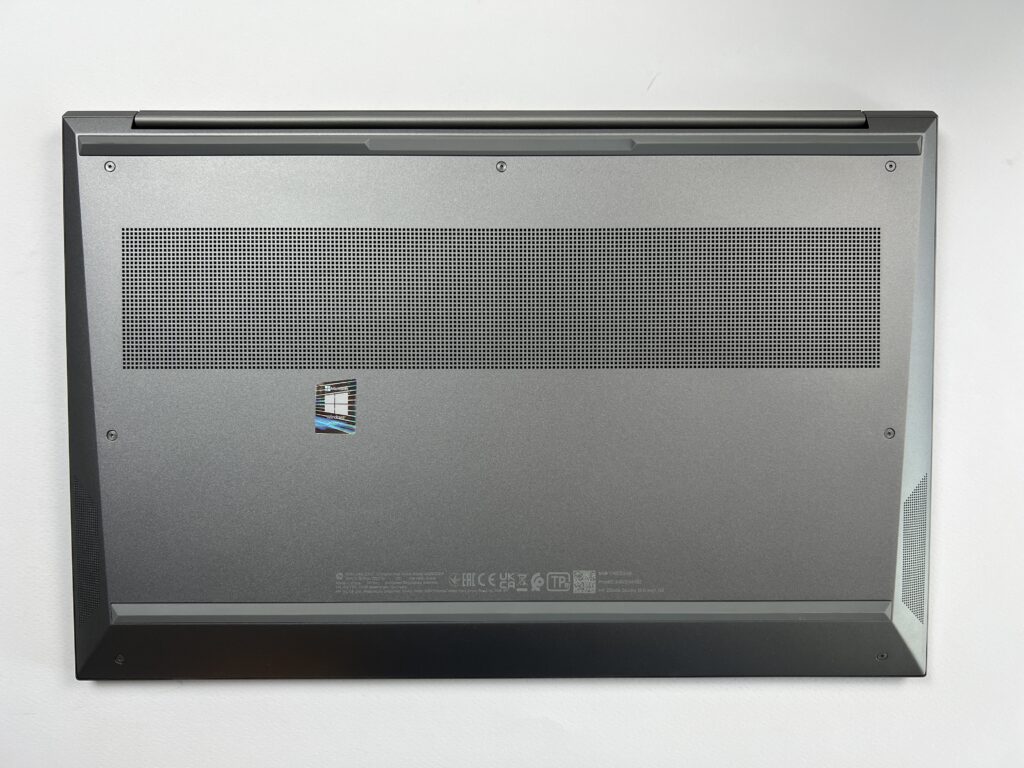HP Zbook Studio G8 bocchette aerazione inferiori e piedini