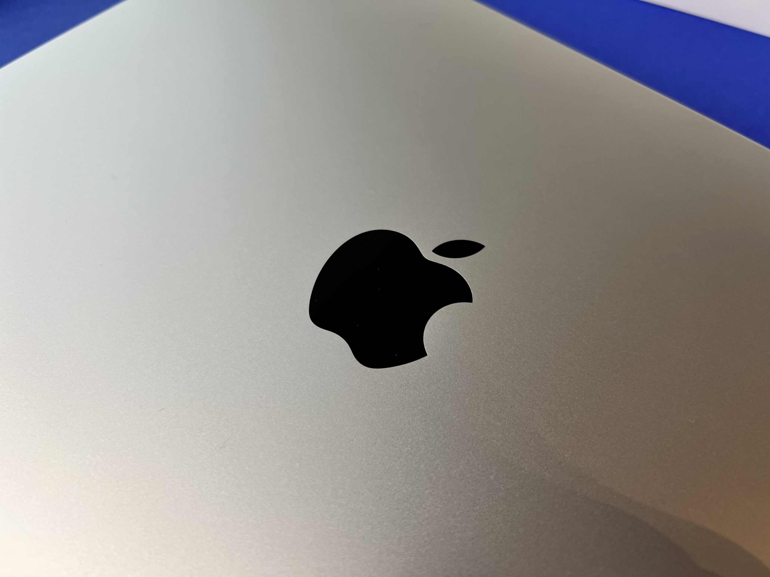 MacBook Pro 14 M1 Pro logo apple
