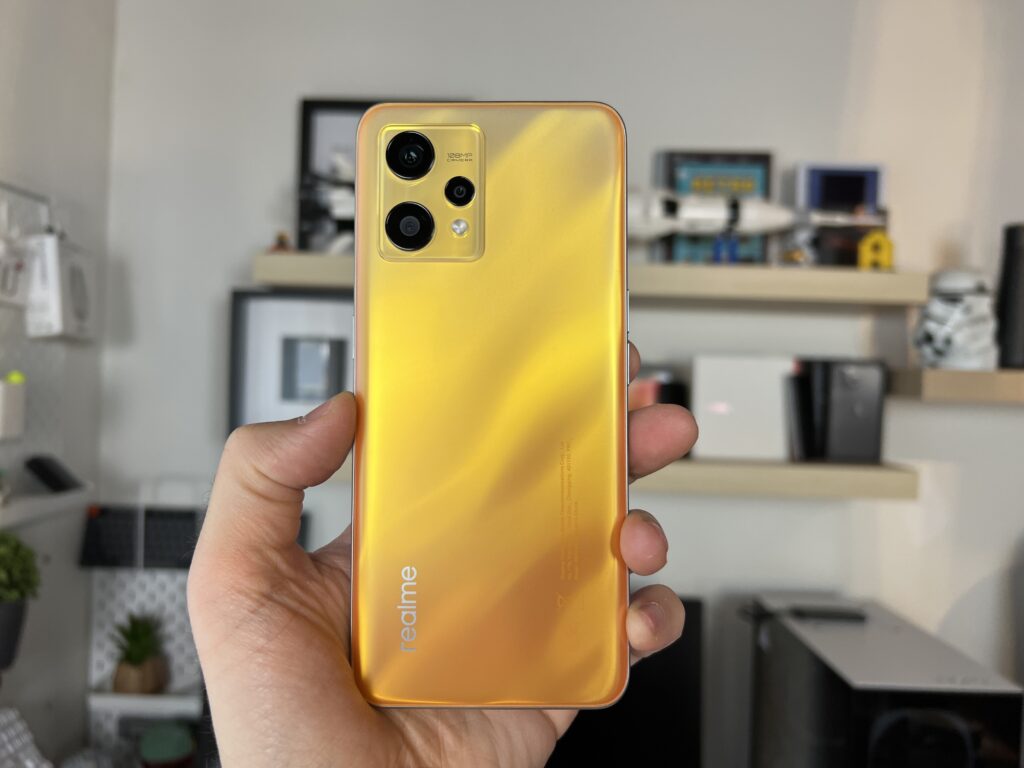 recensione realme 9 4g - retro giallo