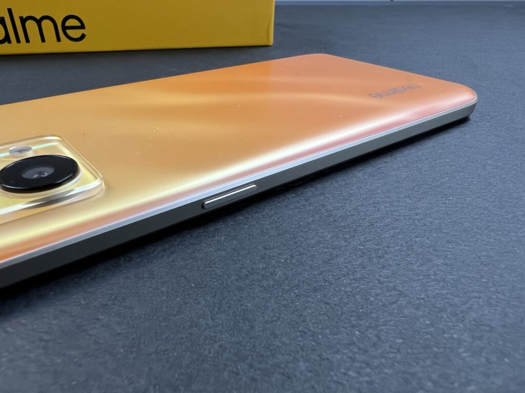 recensione realme 9 4g - tasto di accensione sul lato destro