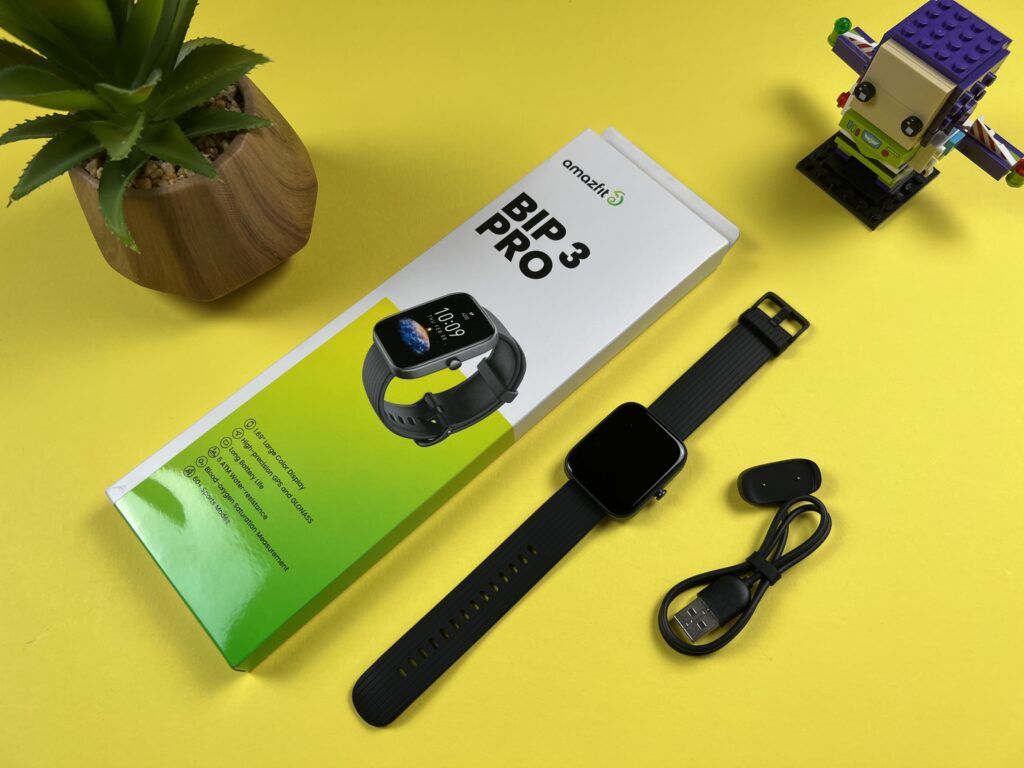 Recensione Amazfit Bip 3 Pro - contenuto scatola e cavo di ricarica