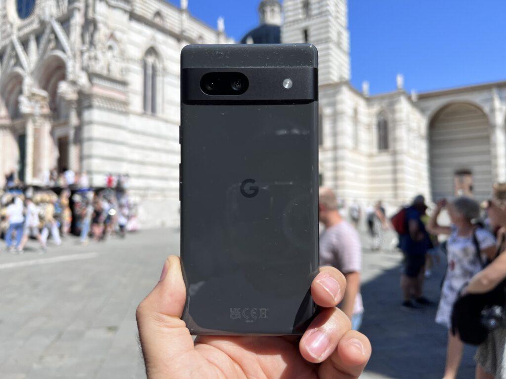 recensione pixel 7a- cover posteriore