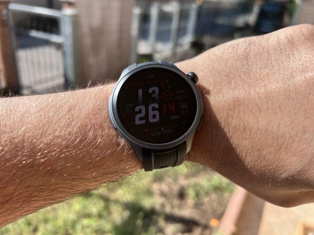 recensione amazfit balance -schermo all'aperto