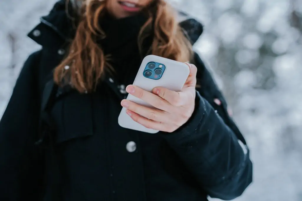 Ragazza con iPhone