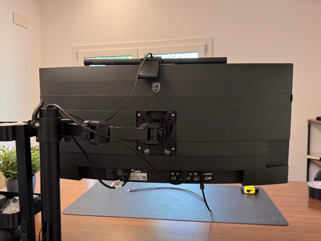 monitor philips 34B2U6603CH montato su braccio per monitor