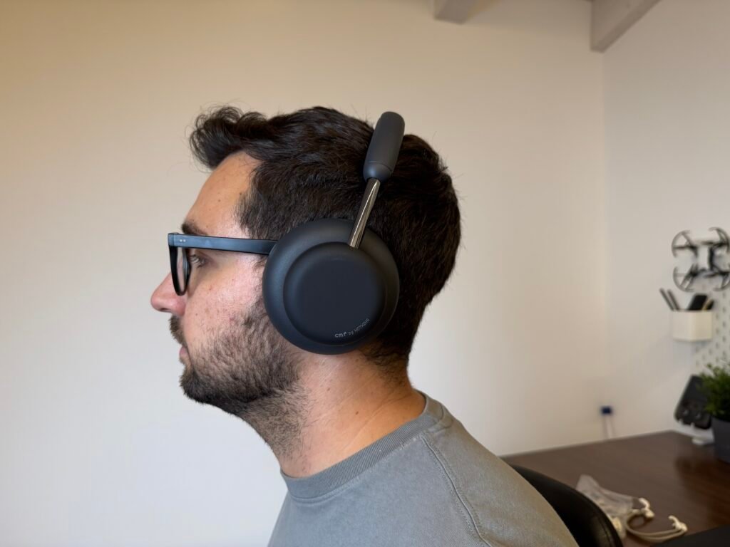 recensione cuffie over ear economiche cmf headphone pro - indossate