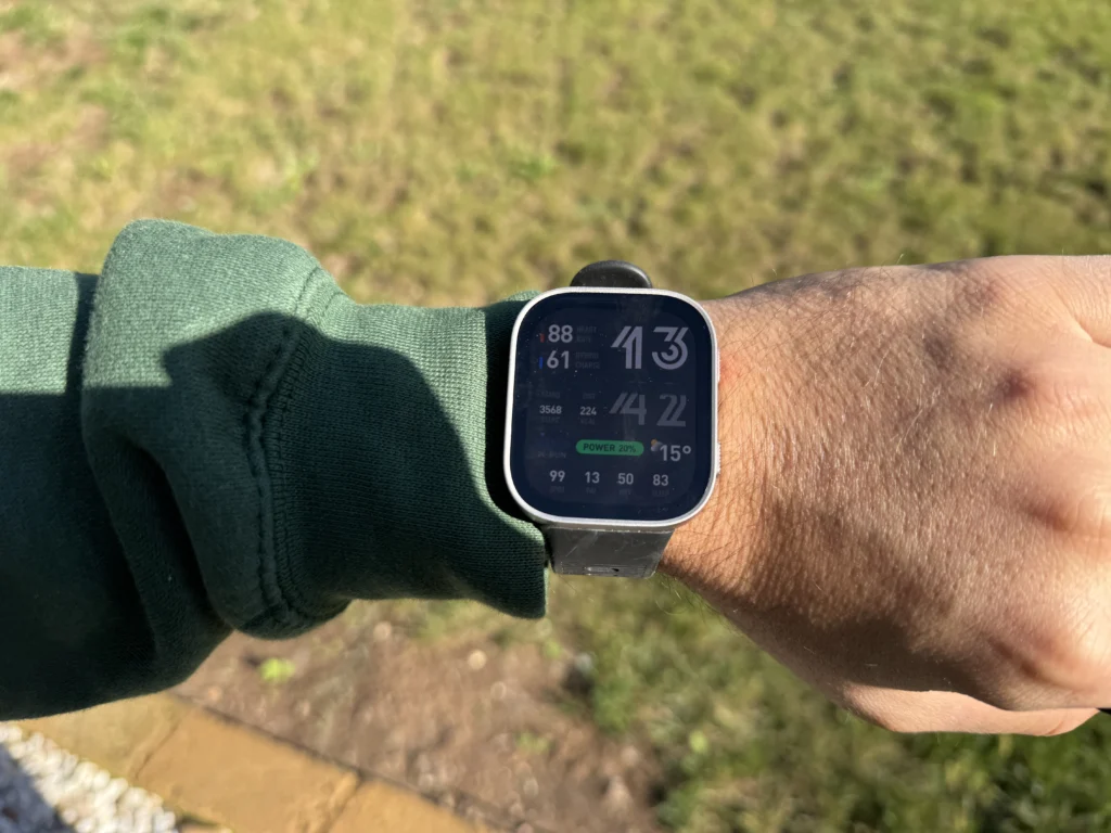 amazfit bip max - leggibilità dello schermo sotto la luce diretta del sole