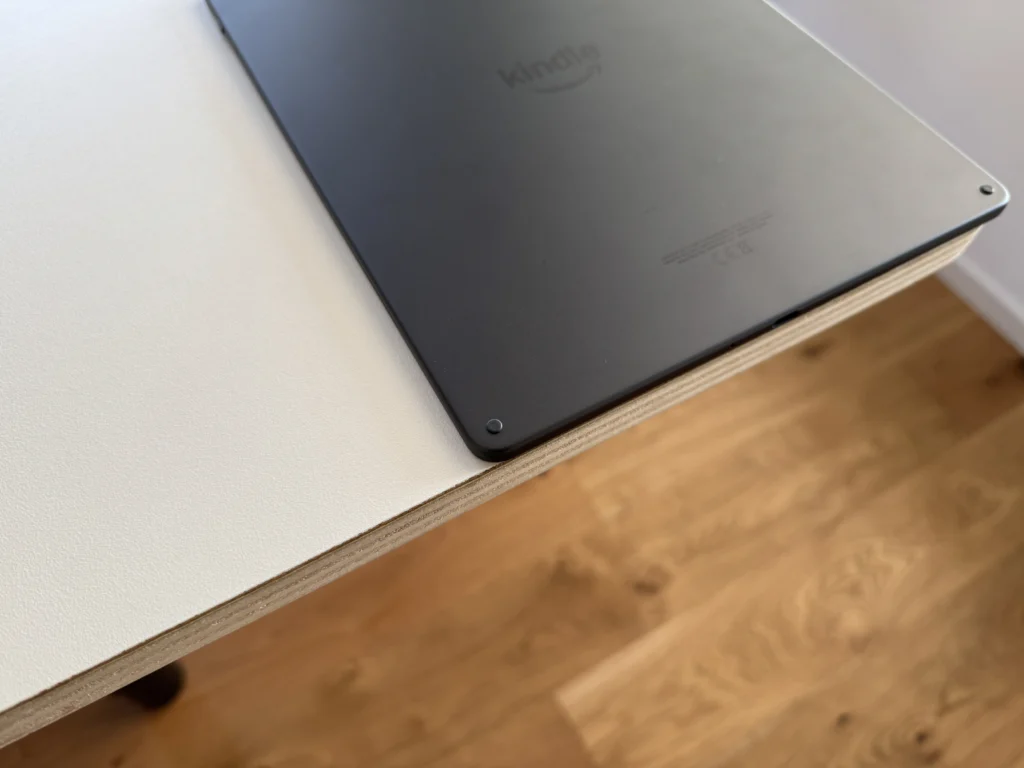 recensione kindle scribe terza generazione - piedini antiscivolo