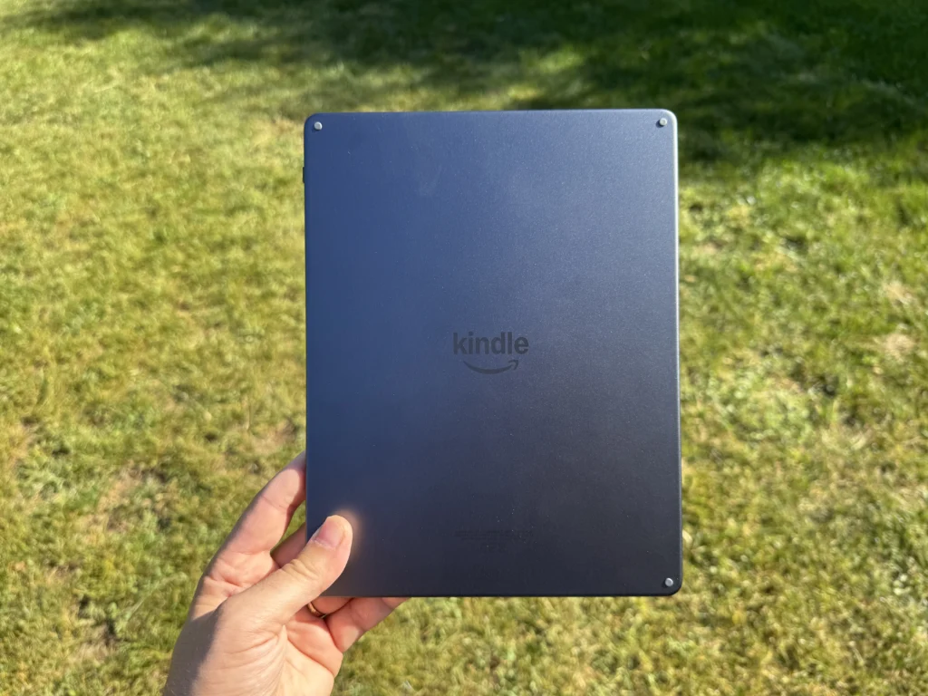 recensione kindle scribe terza generazione - scocca in alluminio e design della parte posteriore